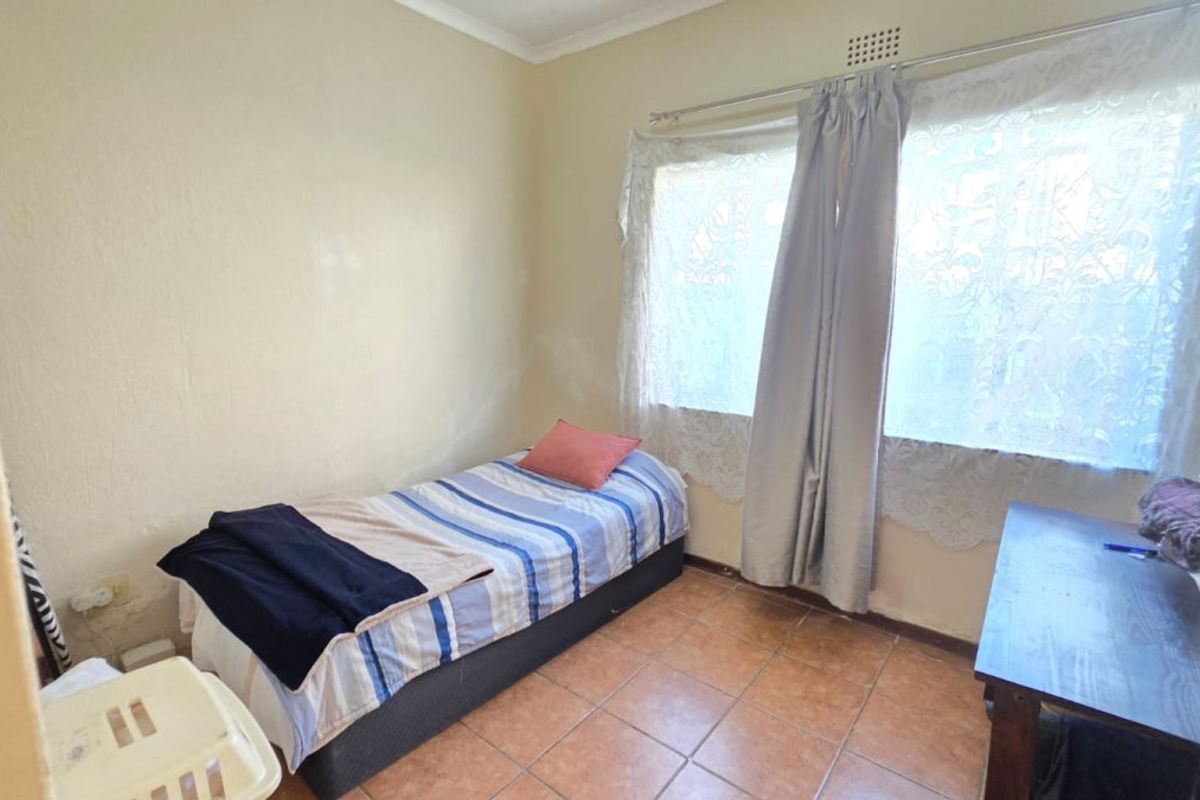 SPACIOUS FAMILY HAVEN WITH GRANNY FLAT, POOL & ENTERTAINMENT AREA! - Photo 3