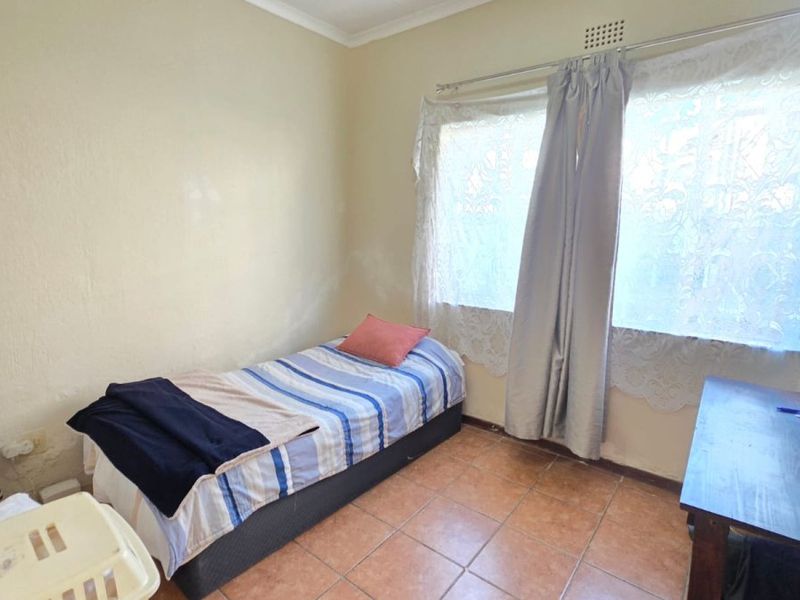 SPACIOUS FAMILY HAVEN WITH GRANNY FLAT, POOL & ENTERTAINMENT AREA! - Photo 3