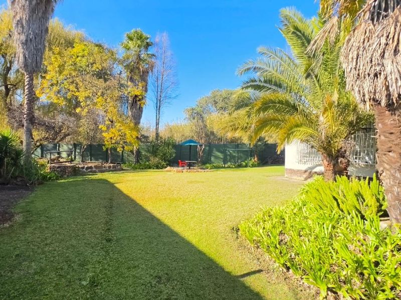 SPACIOUS FAMILY HAVEN WITH GRANNY FLAT, POOL & ENTERTAINMENT AREA! - Photo 10
