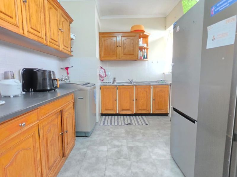 SPACIOUS FAMILY HAVEN WITH GRANNY FLAT, POOL & ENTERTAINMENT AREA! - Photo 2