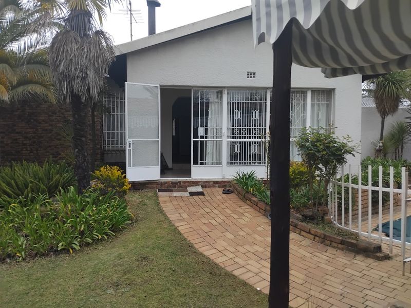 SPACIOUS FAMILY HAVEN WITH GRANNY FLAT, POOL & ENTERTAINMENT AREA! - Photo 2
