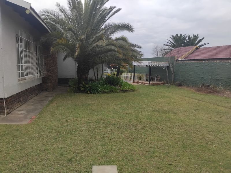 SPACIOUS FAMILY HAVEN WITH GRANNY FLAT, POOL & ENTERTAINMENT AREA! - Photo 6