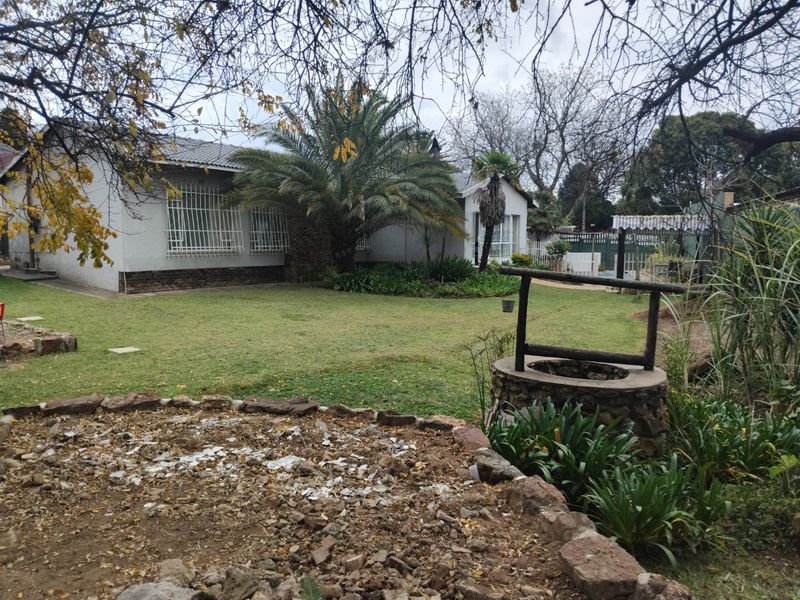 SPACIOUS FAMILY HAVEN WITH GRANNY FLAT, POOL & ENTERTAINMENT AREA! - Photo 1