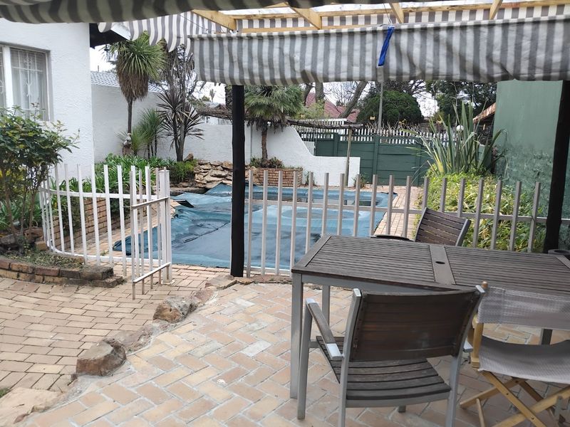 SPACIOUS FAMILY HAVEN WITH GRANNY FLAT, POOL & ENTERTAINMENT AREA! - Photo 3
