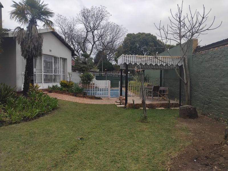 SPACIOUS FAMILY HAVEN WITH GRANNY FLAT, POOL & ENTERTAINMENT AREA! - Photo 4