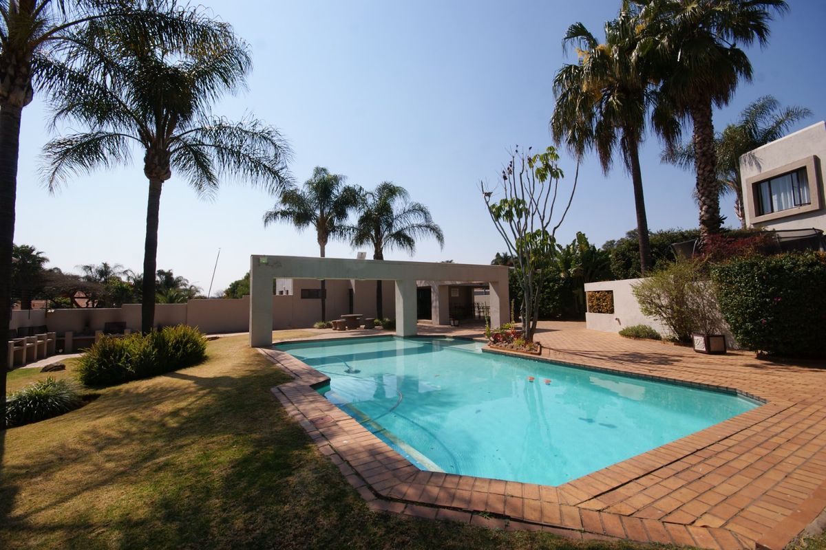 LOCK-UP-AND-GO LIVING IN A SECURE, PET-FRIENDLY COMPLEX! - Photo 2