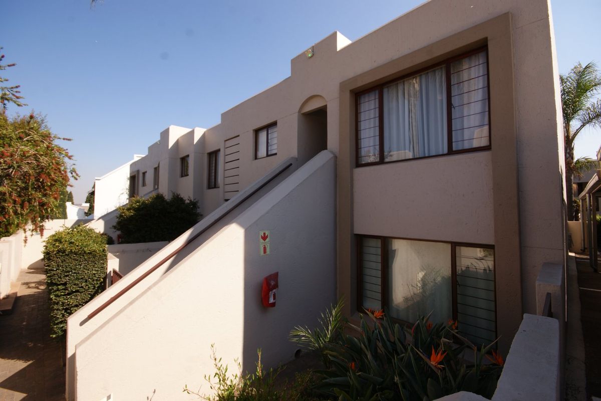 LOCK-UP-AND-GO LIVING IN A SECURE, PET-FRIENDLY COMPLEX! - Photo 4