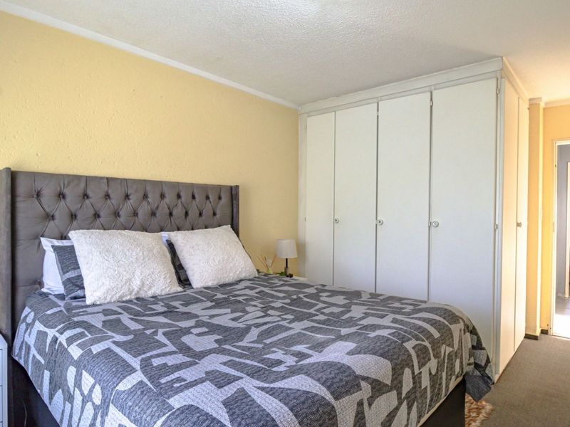 LOCK-UP-AND-GO LIVING IN A SECURE, PET-FRIENDLY COMPLEX! - Photo 5