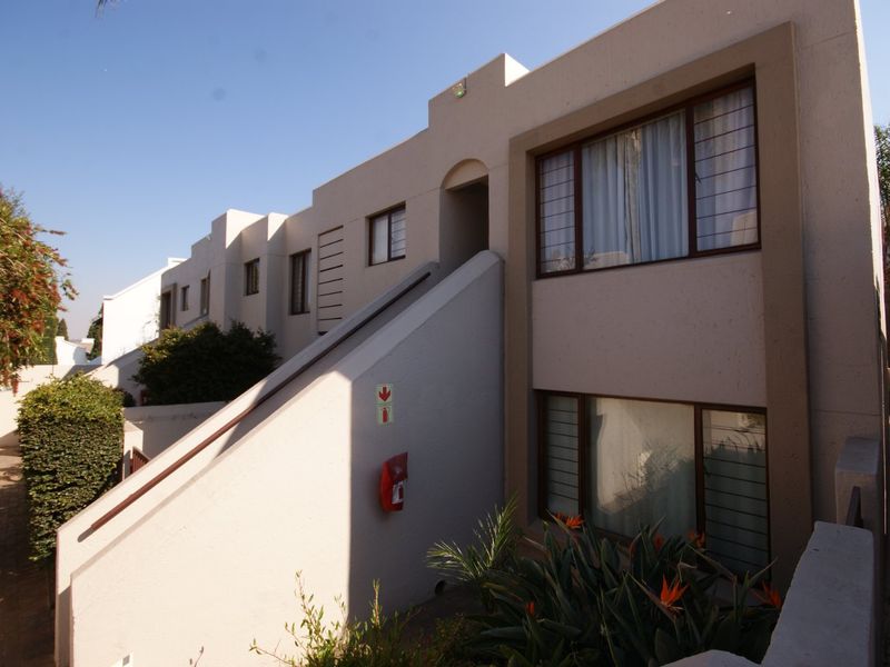 LOCK-UP-AND-GO LIVING IN A SECURE, PET-FRIENDLY COMPLEX! - Photo 4