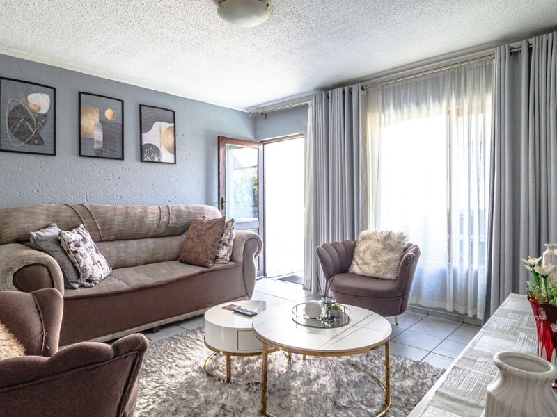 LOCK-UP-AND-GO LIVING IN A SECURE, PET-FRIENDLY COMPLEX! - Photo 8