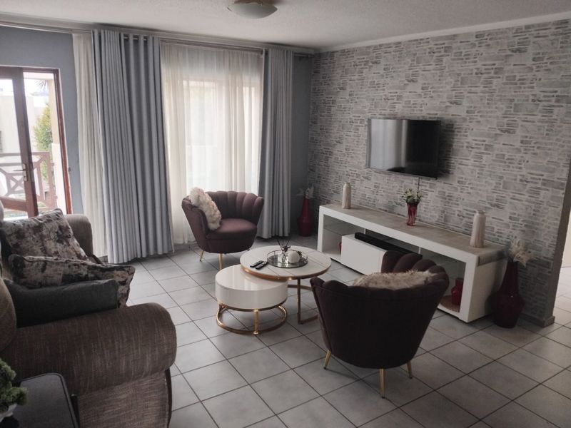 LOCK-UP-AND-GO LIVING IN A SECURE, PET-FRIENDLY COMPLEX! - Photo 6