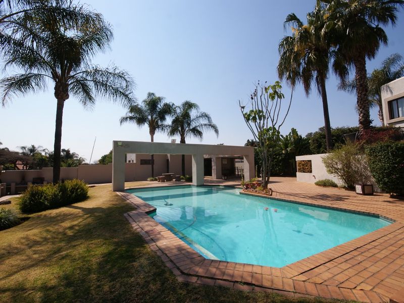 LOCK-UP-AND-GO LIVING IN A SECURE, PET-FRIENDLY COMPLEX! - Photo 2