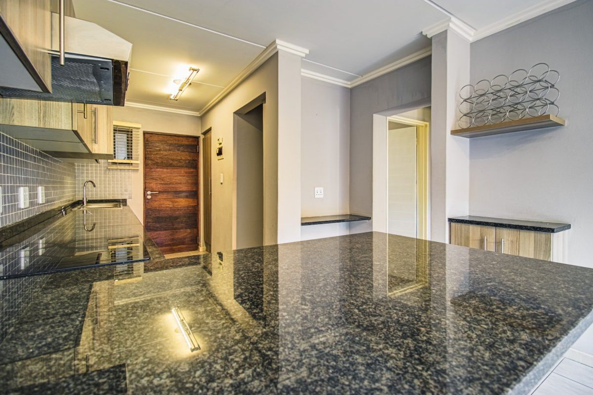 MODERN, PET-FRIENDLY LIVING WITH GREAT COMPLEX AMENITIES! - Photo 5