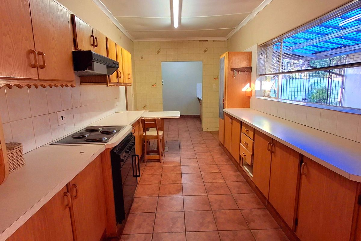 Spacious 4-Bedroom Family Home with 3 Living Areas & Huge Yard in Prime Sasolburg Location - Photo 4