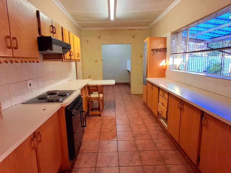 Spacious 4-Bedroom Family Home with 3 Living Areas & Huge Yard in Prime Sasolburg Location - Photo 4