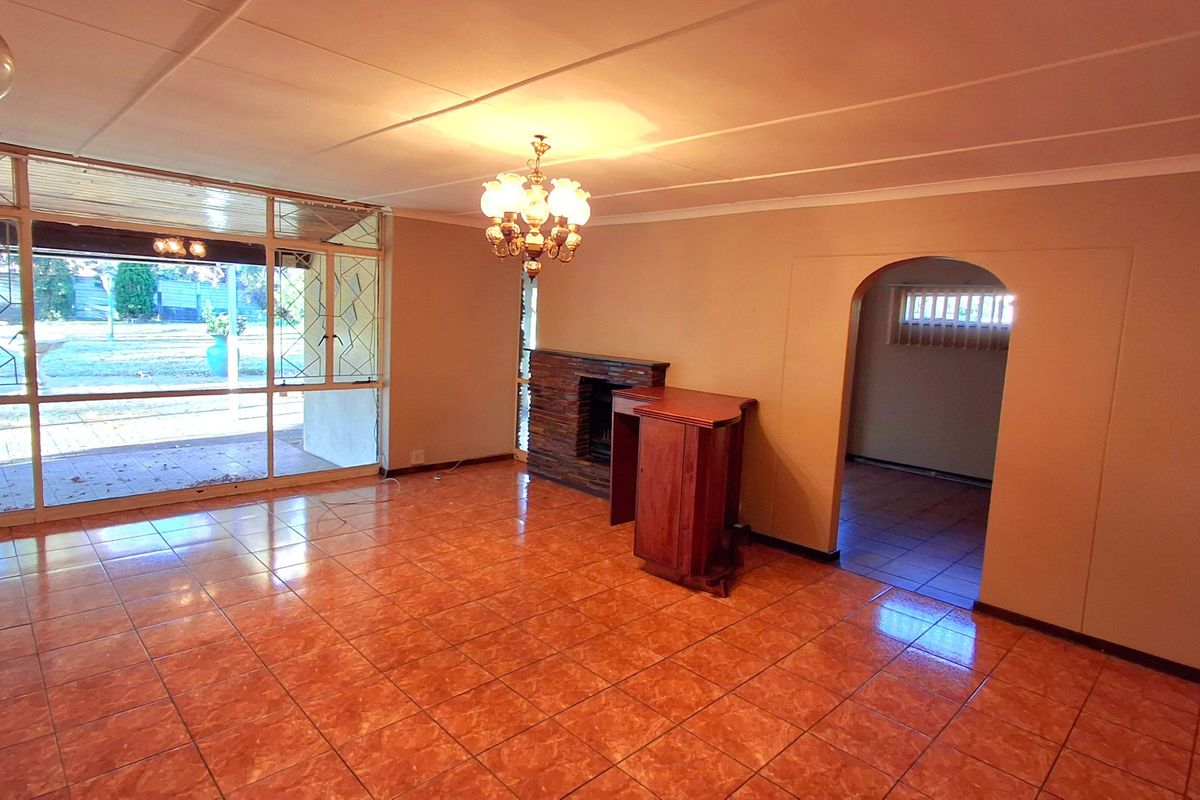 Spacious 4-Bedroom Family Home with 3 Living Areas & Huge Yard in Prime Sasolburg Location - Photo 2