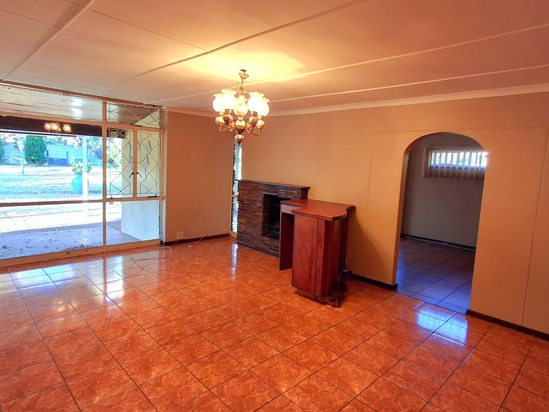 Spacious 4-Bedroom Family Home with 3 Living Areas & Huge Yard in Prime Sasolburg Location - Photo 2