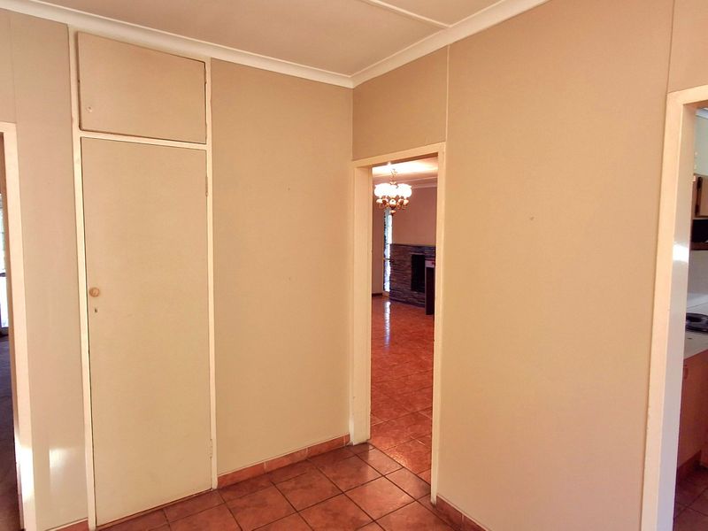 Spacious 4-Bedroom Family Home with 3 Living Areas & Huge Yard in Prime Sasolburg Location - Photo 9