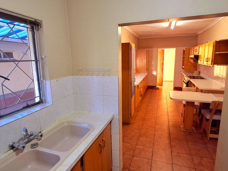 Spacious 4-Bedroom Family Home with 3 Living Areas & Huge Yard in Prime Sasolburg Location - Photo 7