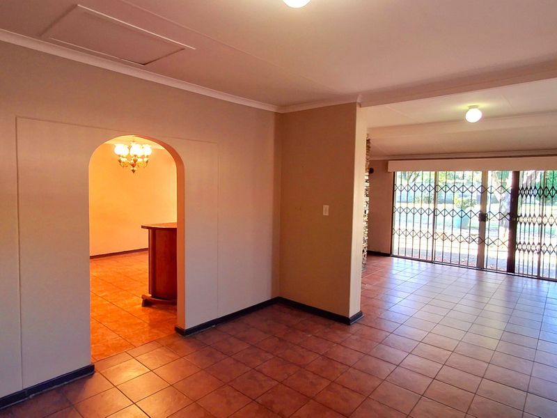 Spacious 4-Bedroom Family Home with 3 Living Areas & Huge Yard in Prime Sasolburg Location - Photo 5