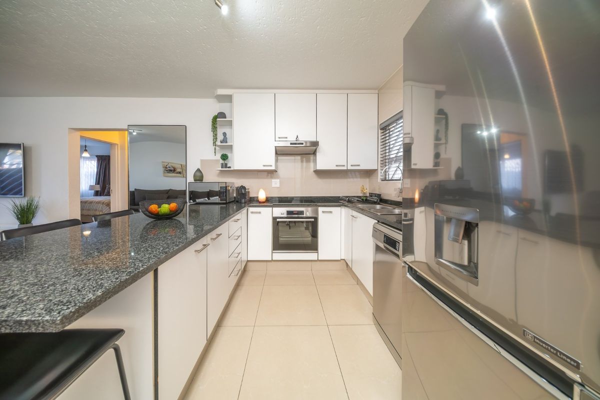 Spacious Pet Friendly Ground Floor Apartment with Private Garden - Photo 4