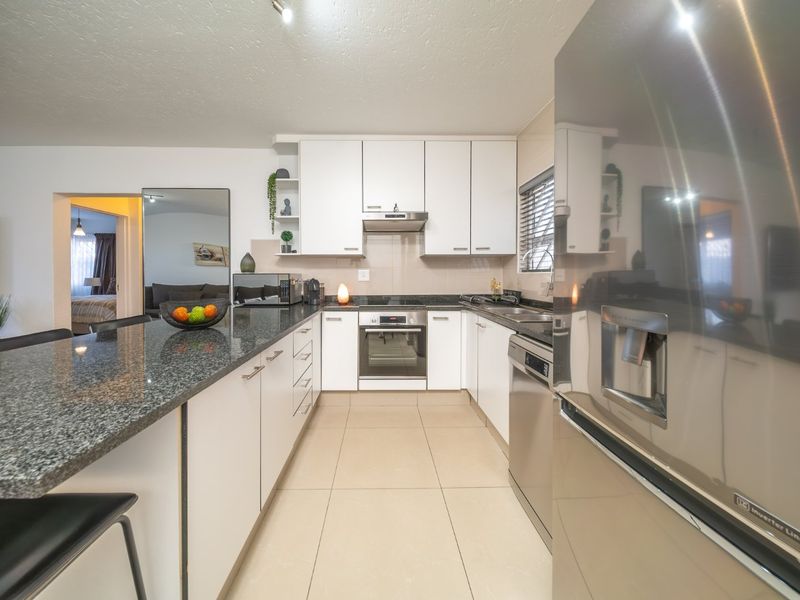 Spacious Pet Friendly Ground Floor Apartment with Private Garden - Photo 4