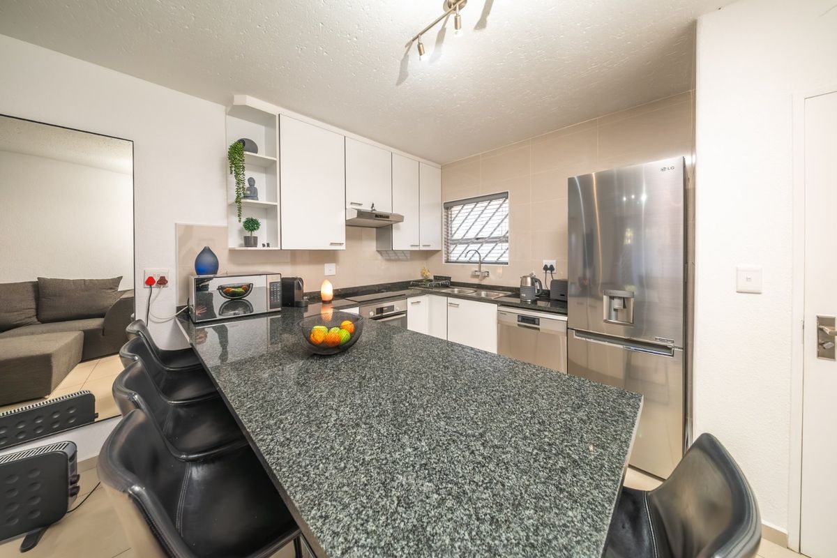 Spacious Pet Friendly Ground Floor Apartment with Private Garden - Photo 2