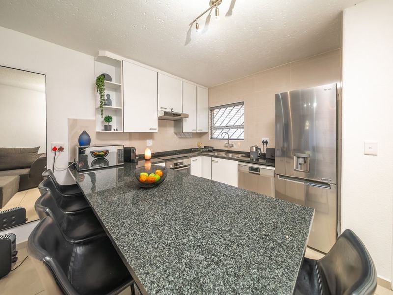 Spacious Pet Friendly Ground Floor Apartment with Private Garden - Photo 2