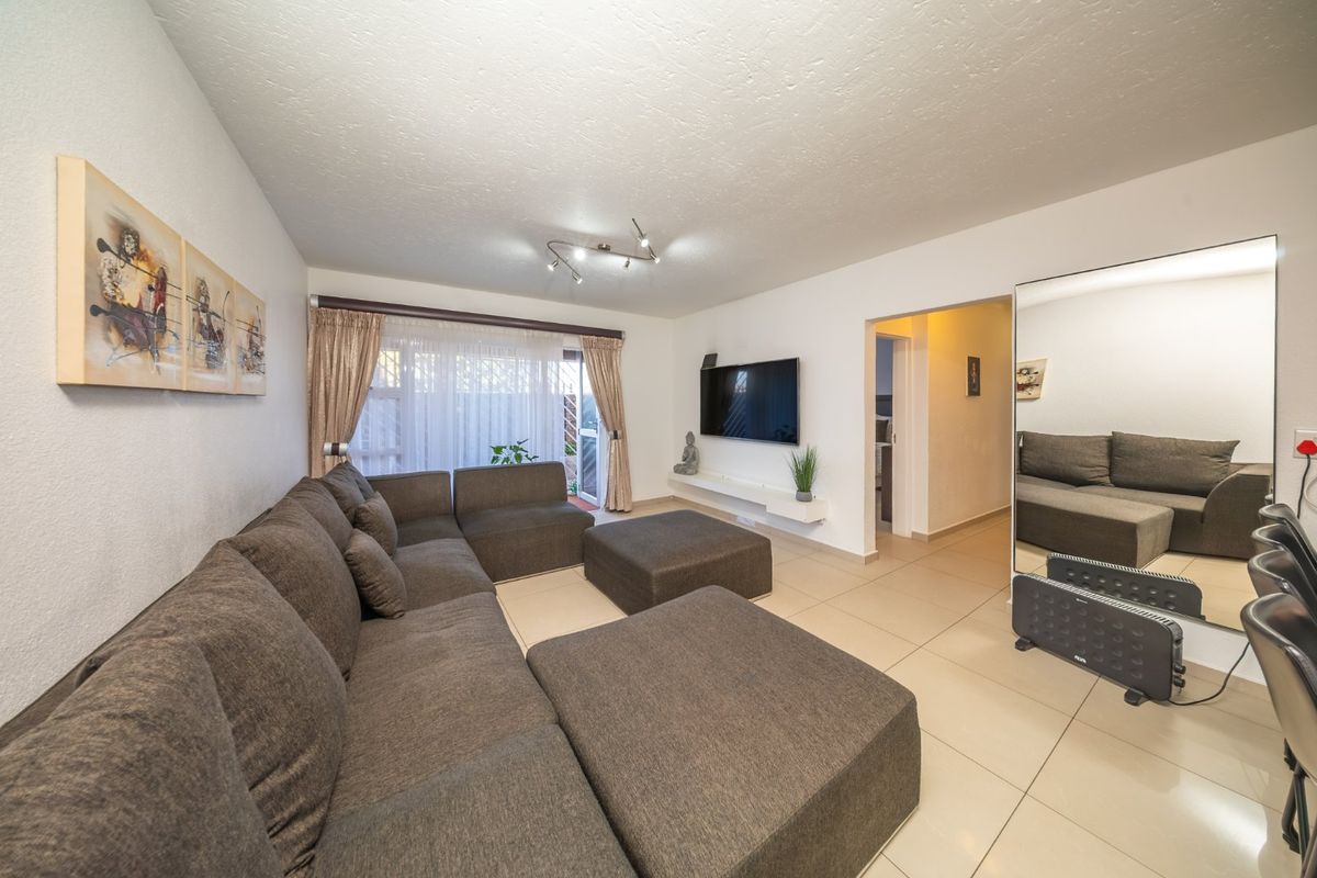 Spacious Pet Friendly Ground Floor Apartment with Private Garden - Photo 5