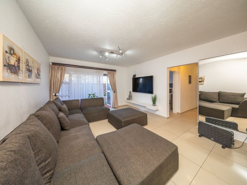 Spacious Pet Friendly Ground Floor Apartment with Private Garden - Photo 5