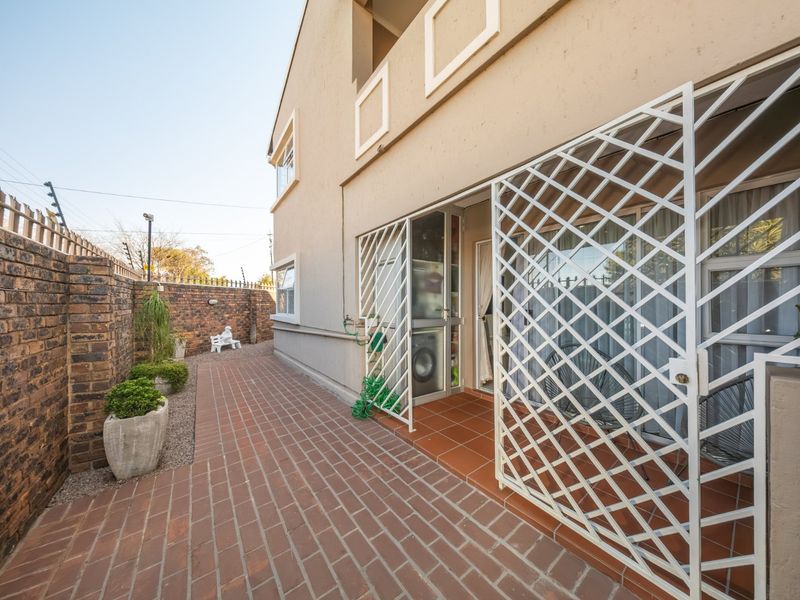 Spacious Pet Friendly Ground Floor Apartment with Private Garden - Photo 10