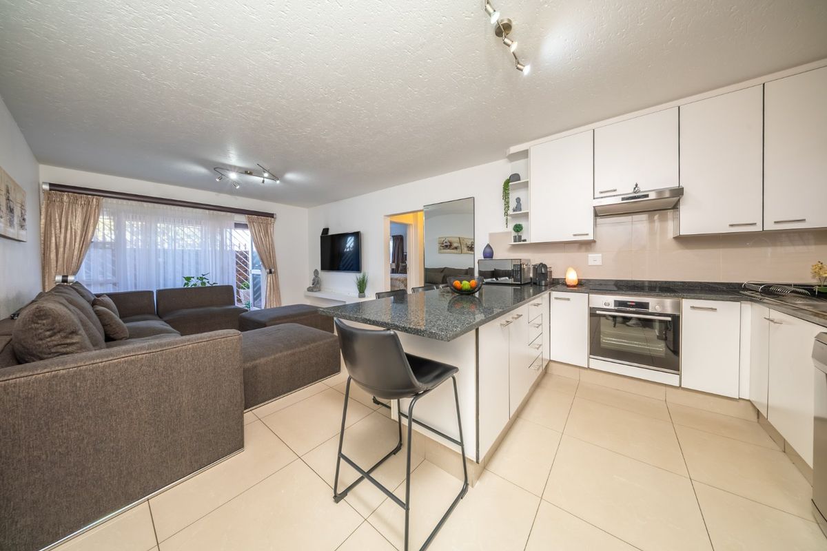 Spacious Pet Friendly Ground Floor Apartment with Private Garden - Photo 3