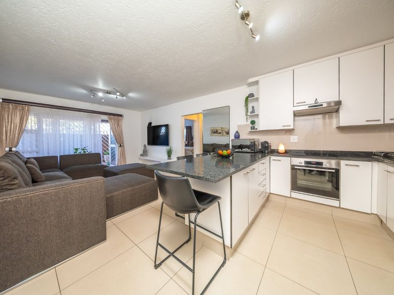 Spacious Pet Friendly Ground Floor Apartment with Private Garden - Photo 3