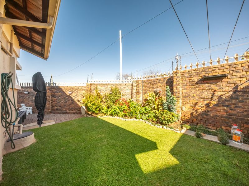Spacious Pet Friendly Ground Floor Apartment with Private Garden - Photo 10