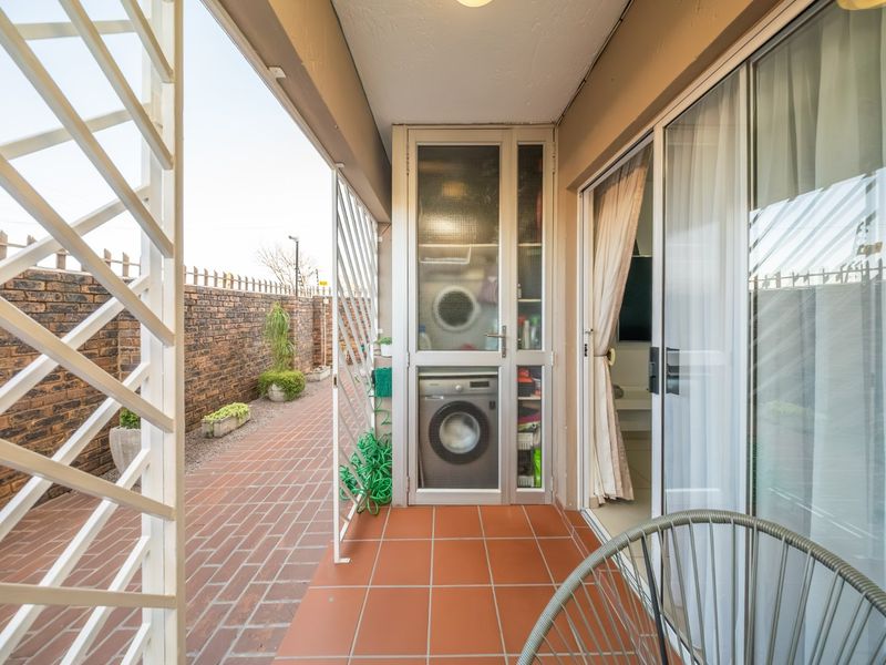 Spacious Pet Friendly Ground Floor Apartment with Private Garden - Photo 9