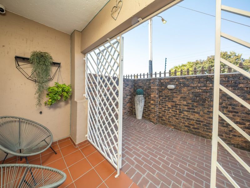 Spacious Pet Friendly Ground Floor Apartment with Private Garden - Photo 8
