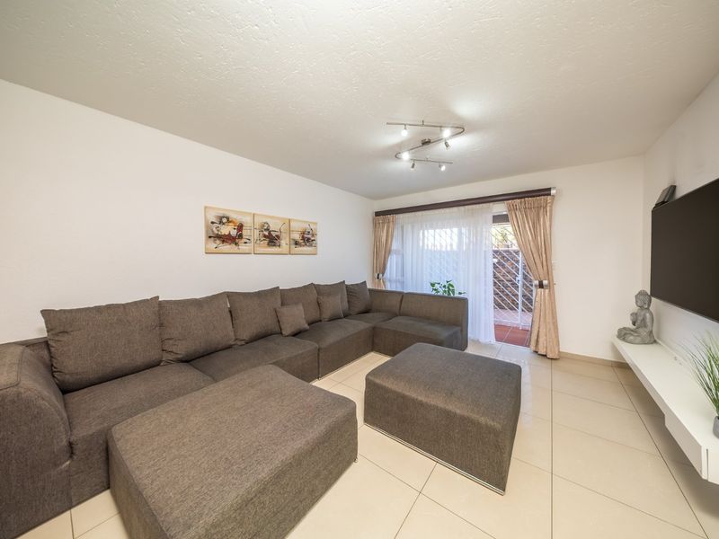Spacious Pet Friendly Ground Floor Apartment with Private Garden - Photo 7