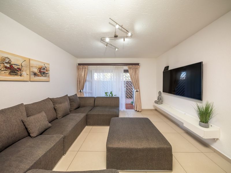 Spacious Pet Friendly Ground Floor Apartment with Private Garden - Photo 6