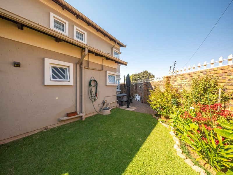 Spacious Pet Friendly Ground Floor Apartment with Private Garden - Photo 1