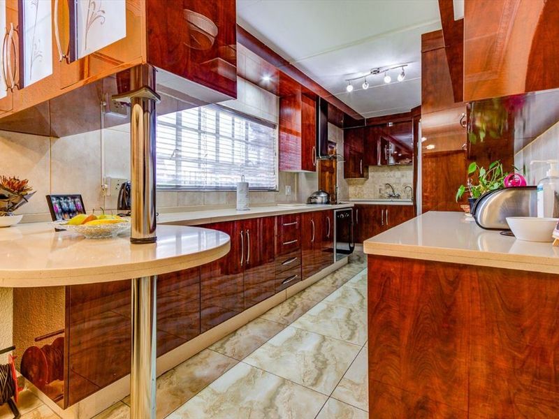 Spacious Family Home with Staff Quarters - Photo 1