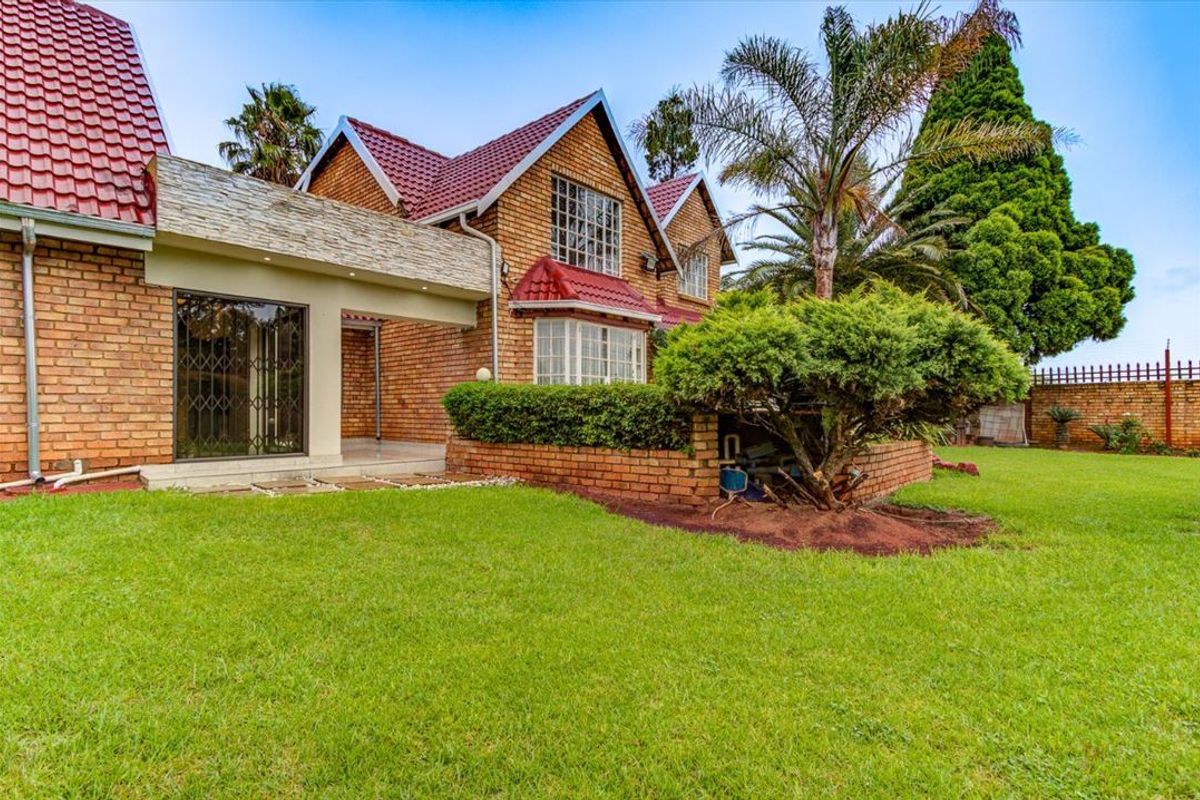 Spacious Family Home with Staff Quarters - Photo 3