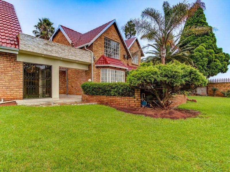 Spacious Family Home with Staff Quarters - Photo 3