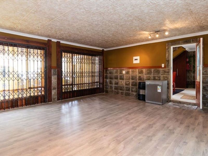 Stylish Family Home with En-Suite Comfort - Photo 2