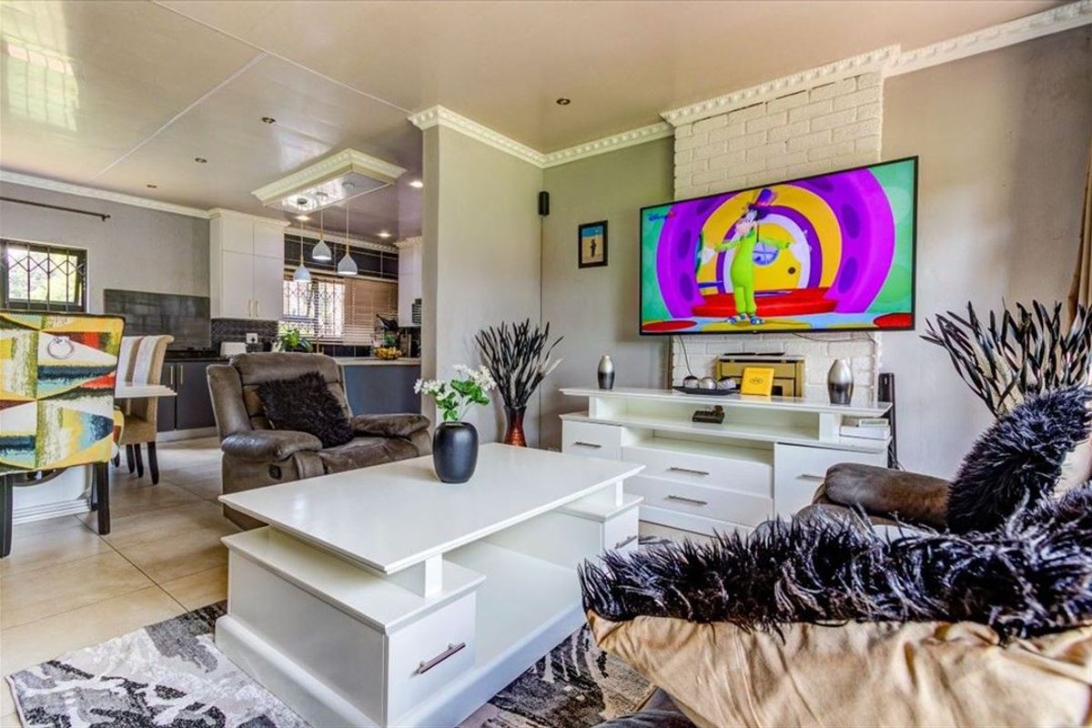 Spacious Family Home with Granny Flat and Pool - Photo 2