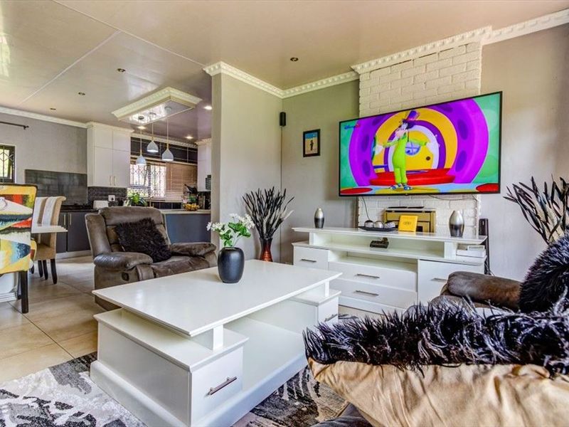 Spacious Family Home with Granny Flat and Pool - Photo 2