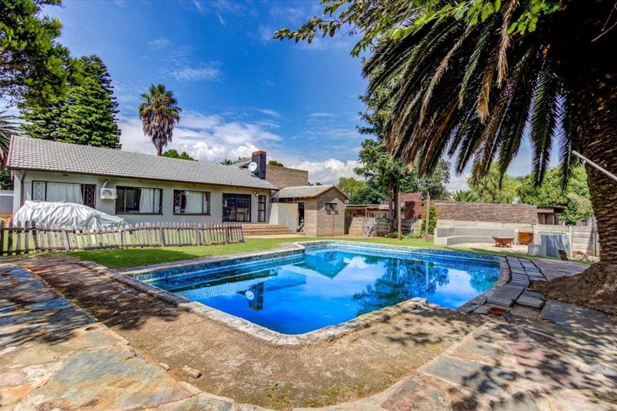 Spacious Family Home with Granny Flat and Pool - Photo 3