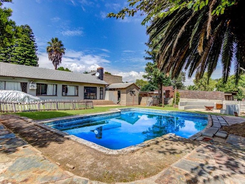 Spacious Family Home with Granny Flat and Pool - Photo 3