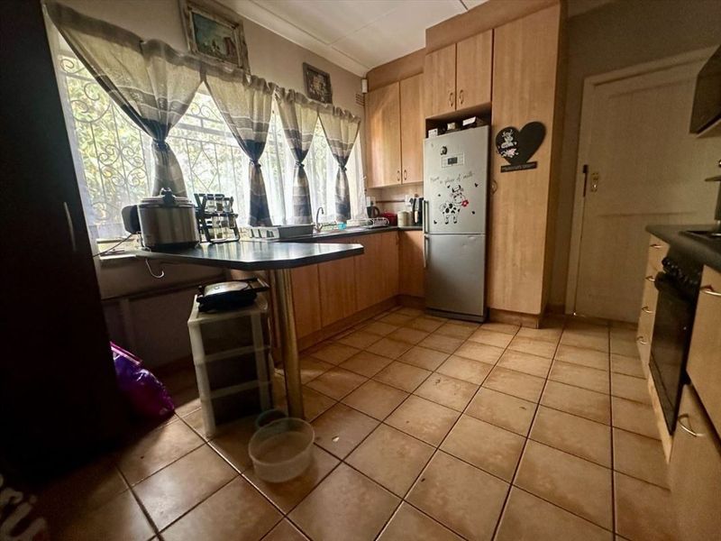 Spacious Family Home with Ample Parking - Photo 1