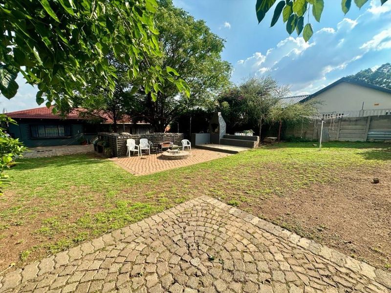 Spacious Family Home with Ample Parking - Photo 3