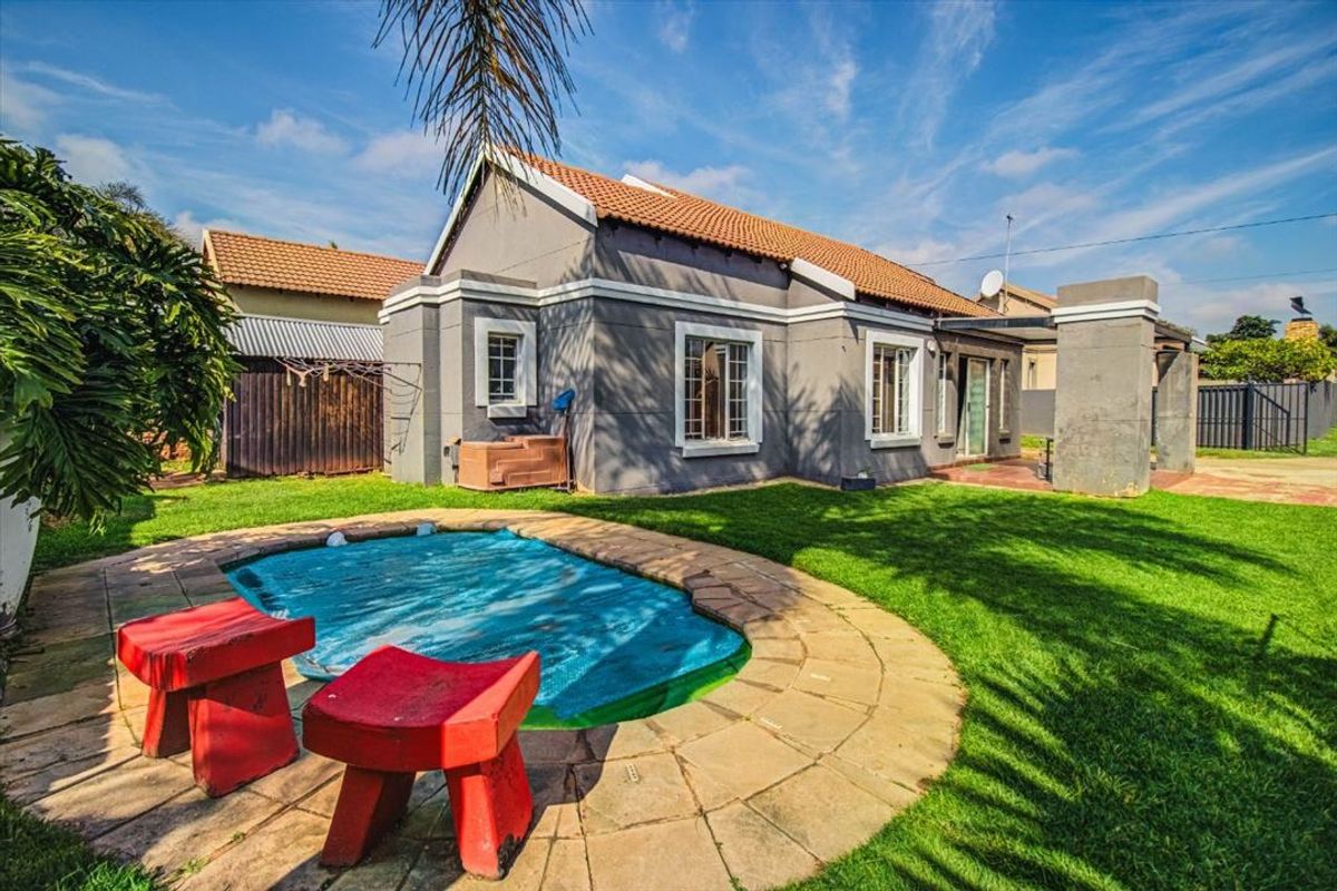 Spacious Four-Bedroom Home with Pool - Photo 3